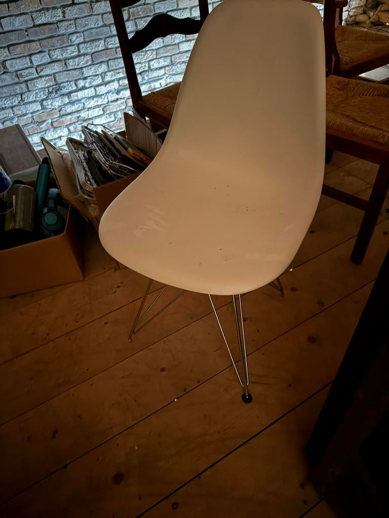 Eetkamerstoel wit merk Vitra type Eames DSR, Huis en Inrichting, Stoelen, Kunststof, Wit, Ophalen of Verzenden, Zo goed als nieuw