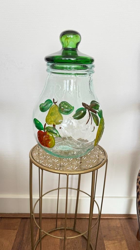 Rumtopf met fruitdecoratie, Ophalen