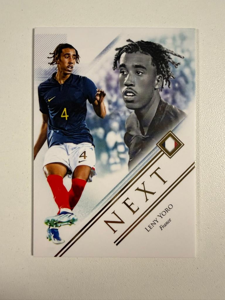 100 Leny Yoro Next Futera Unique 2025, Ophalen of Verzenden, Nieuw, Buitenlandse clubs, Poster, Plaatje of Sticker