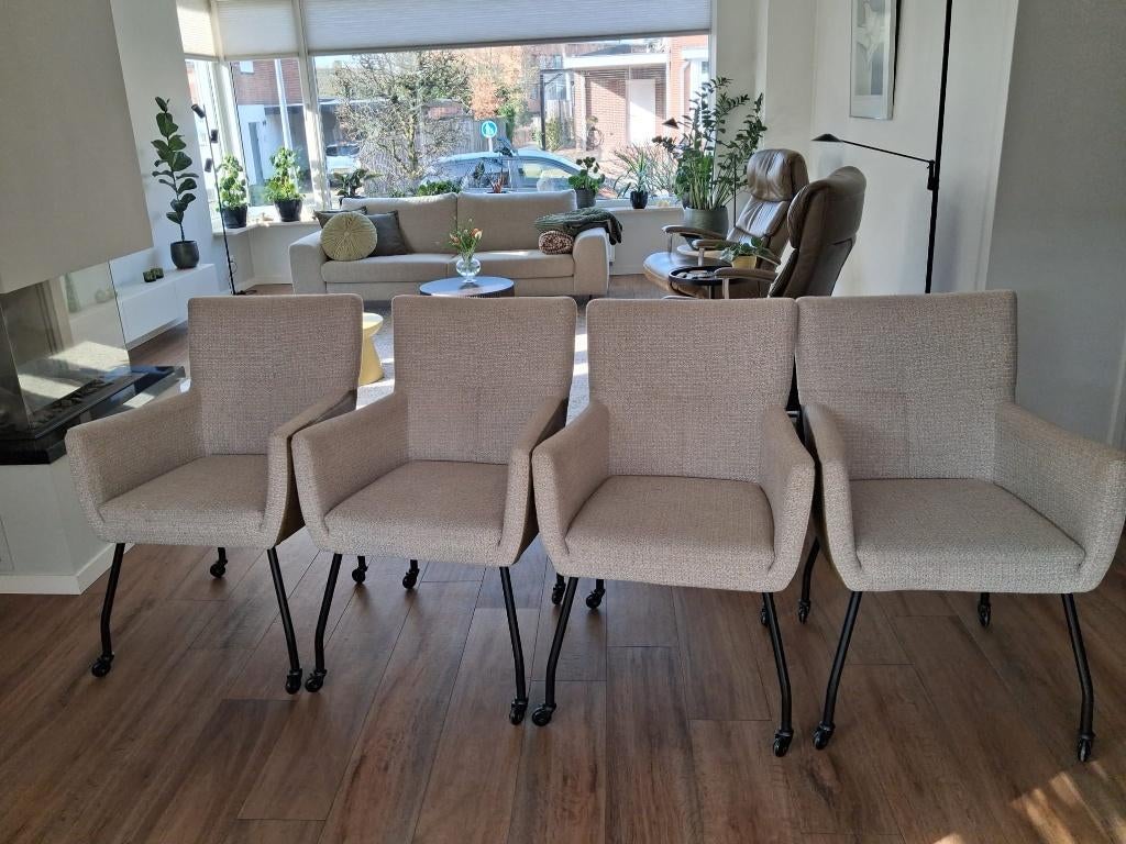 Vier eetkamerstoelen op wieltjes beige / olijf, Huis en Inrichting, Stoelen, Ophalen, Overige kleuren, Zo goed als nieuw, Vier