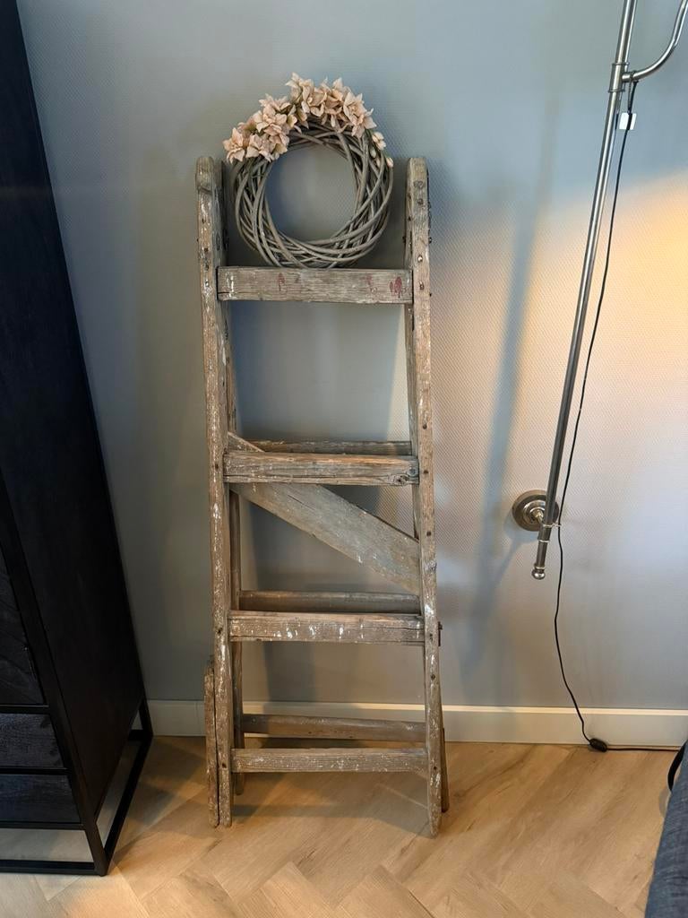 Landelijke oude schilderstrap met krans, Ophalen