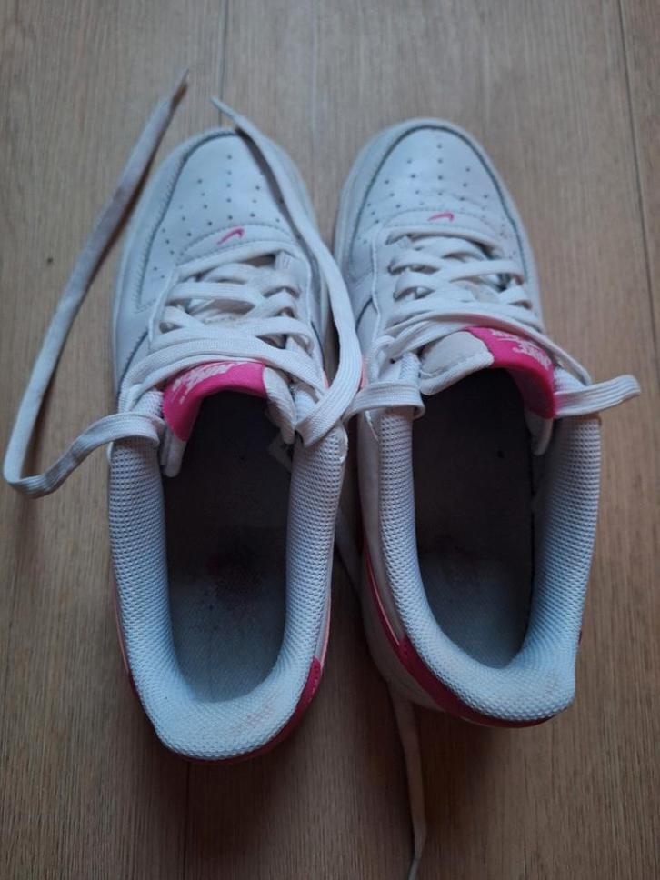 Nike Air Force 1 sneakers wit met roze accenten, Kleding | Dames, Schoenen, Gedragen, Sneakers of Gympen, Wit, Ophalen of Verzenden