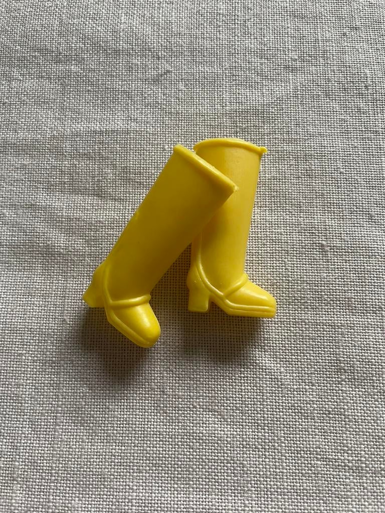 Vintage gele Mary Quant Daisy laarzen Barbie 1970s, Verzamelen, Poppen, Ophalen of Verzenden, Gebruikt, Accessoires