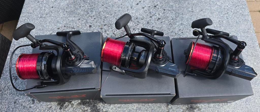Set van 3 Sonik SK-47 Carbon 10000 molens met AWA'S Red lijn, Watersport en Boten, Hengelsport | Karpervissen, Ophalen of Verzenden