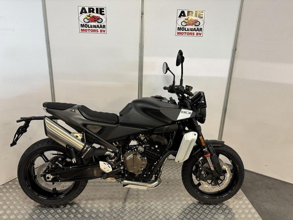 Husqvarna SVARTPILEN 801 (bj 2026), Motoren, 2 cilinders, Bedrijf, Onbekend, Meer dan 35 kW