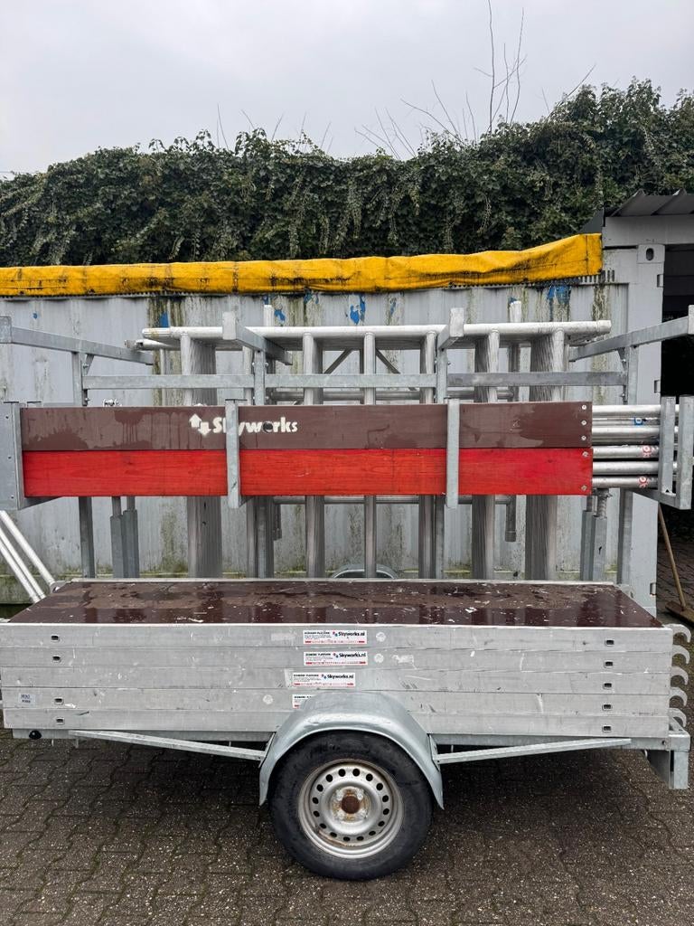 Skyworks rolsteiger op aanhanger zeer compleet 10.2 mtr wh, Doe-het-zelf en Verbouw, Steigers, Ophalen, Rolsteiger of Kamersteiger