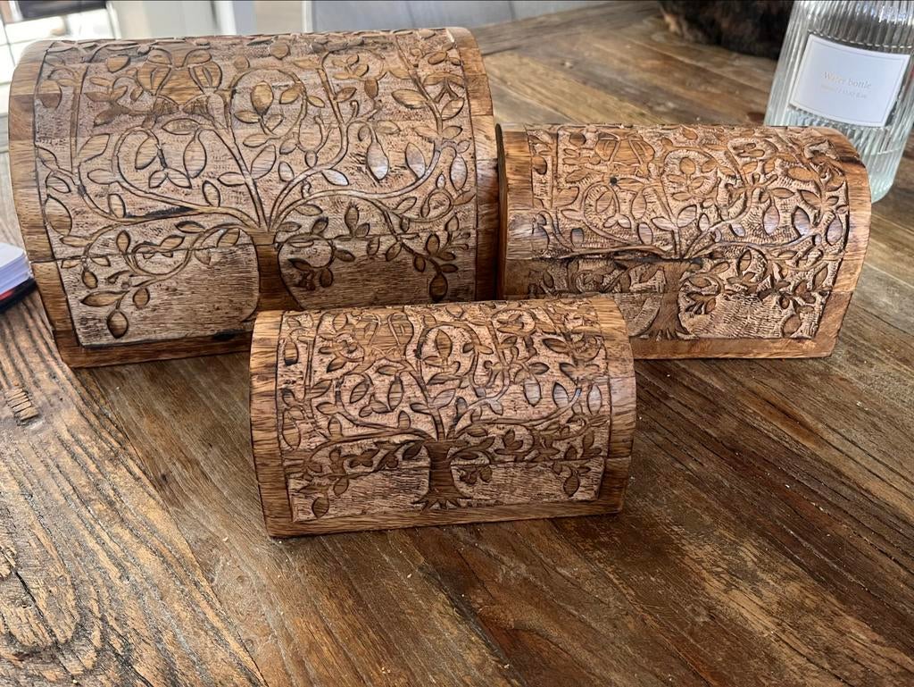Set van 3 handgesneden houten kistjes met levensboom, Ophalen of Verzenden, Zo goed als nieuw, Overige houtsoorten, Minder dan 50 cm