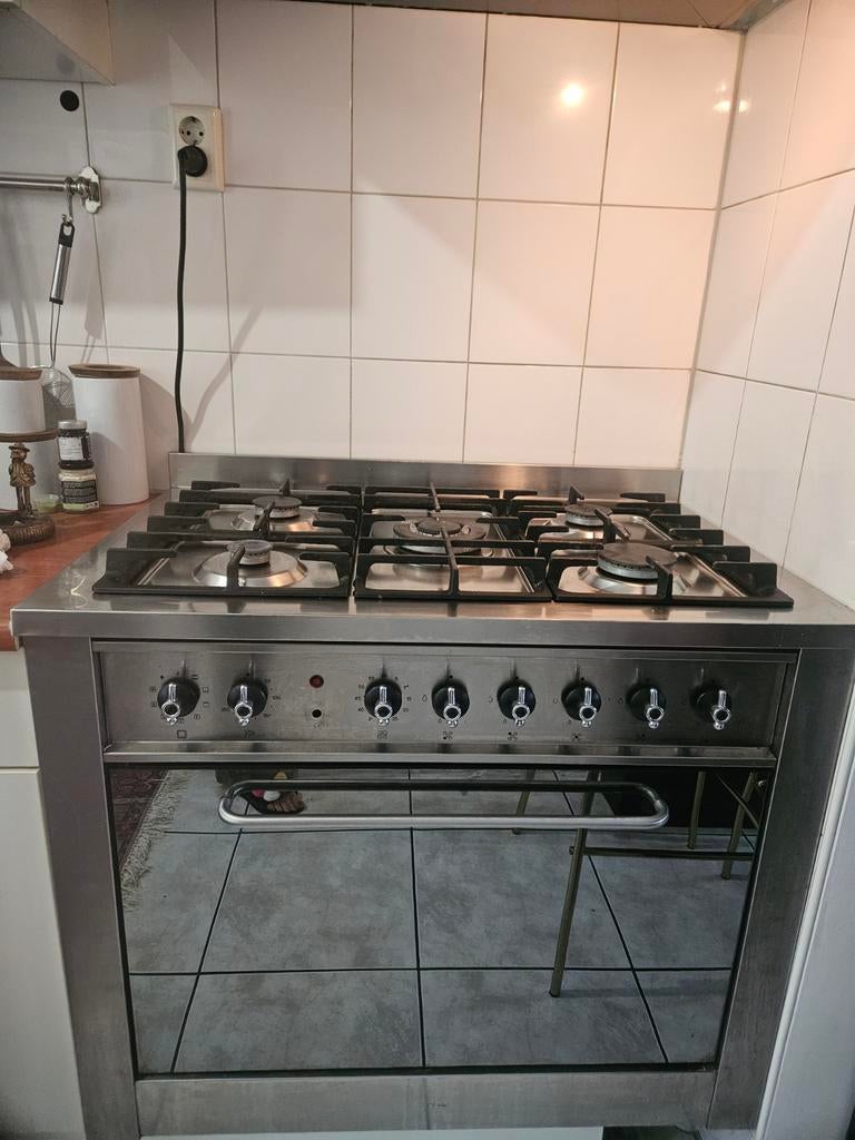 Het is een 5-pits gasfornuis met oven.het is 90 cm breed,die, Witgoed en Apparatuur, Fornuizen, 60 cm of meer, Ophalen of Verzenden