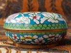 Mooi oud Chinees doosje van cloisonne met bloemen 8,1 cm., Ophalen of Verzenden