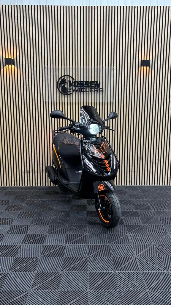 Piaggio Zip | Black & Orange | 2014 | 3.600 km | Full option, Maximaal 45 km/u, Zip, Zo goed als nieuw, Benzine