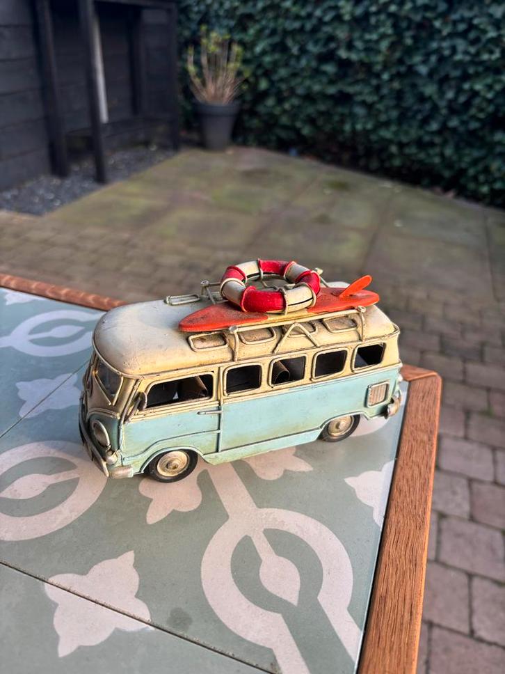 Vintage VW Bus Model met Surfplank en Zwemband, Hobby en Vrije tijd, Modelbouw | Auto's en Voertuigen, Zo goed als nieuw, Auto