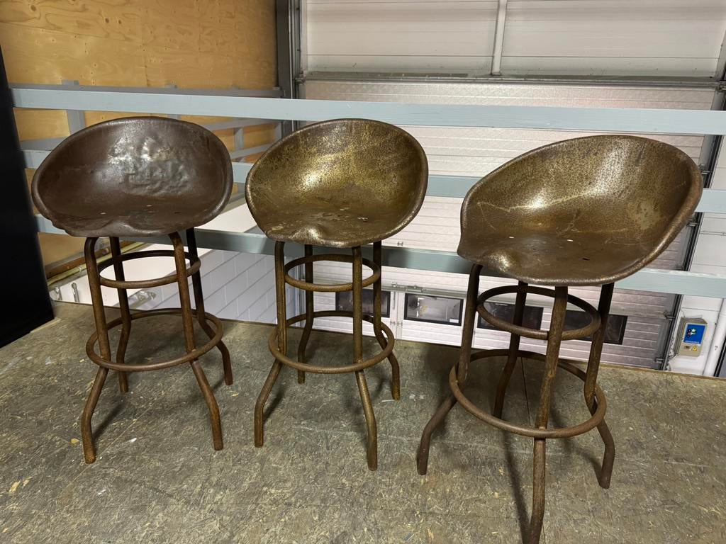 Industriële barkrukken met tractor zitting, Ophalen, Zo goed als nieuw, 60 tot 90 cm