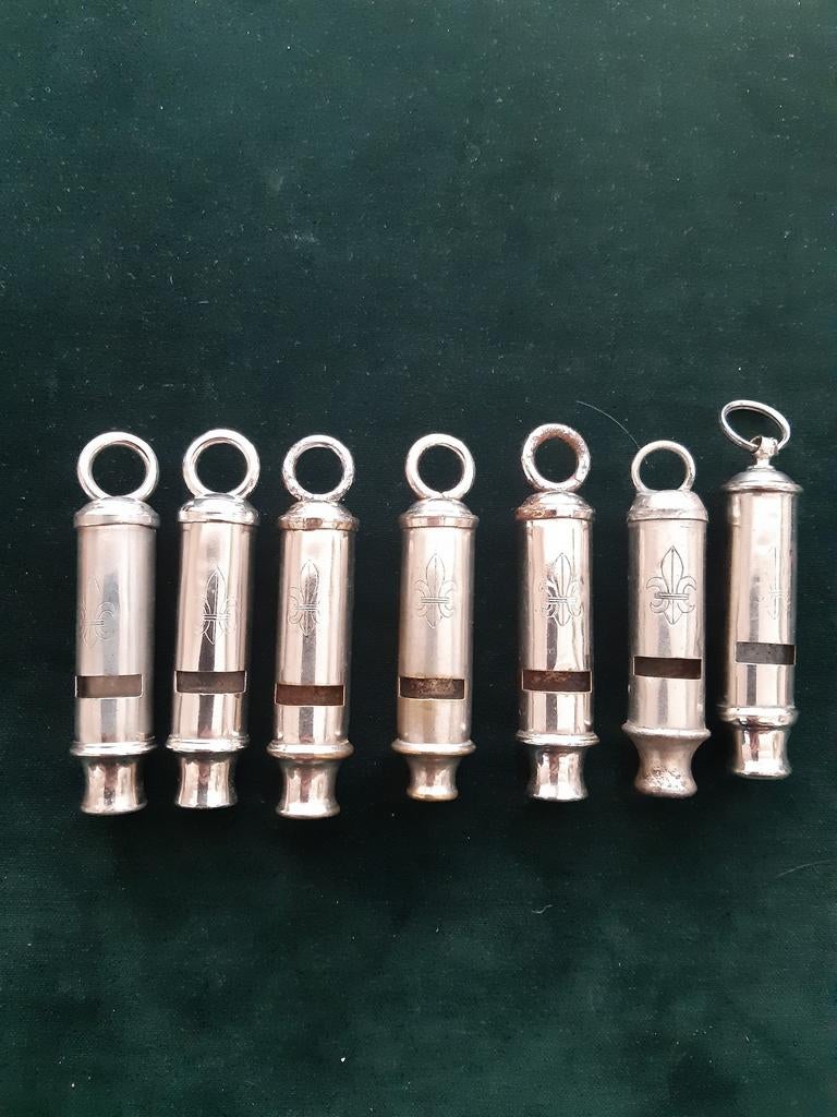 7 padvinders fluiten., Ophalen of Verzenden, Embleem, Speld of Insigne