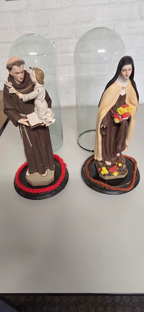 2 prachtige beelden onder stolp. Antonius met kind en There., Antiek en Kunst, Antiek | Religie, Ophalen of Verzenden
