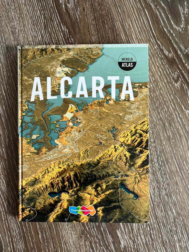 Alcarta wereld atlas, Boeken, Atlassen en Landkaarten, Bosatlas, 2000 tot heden, Ophalen of Verzenden, Zo goed als nieuw