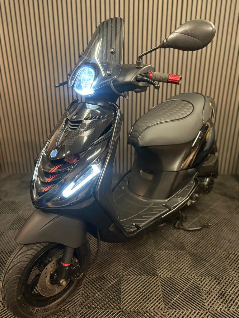PIAGGIO ZIP 4T 3V BROM 2020 GLANS ZWART FULL OPTION, Fietsen en Brommers, Scooters | Piaggio, Maximaal 45 km/u, Zip, Ophalen of Verzenden