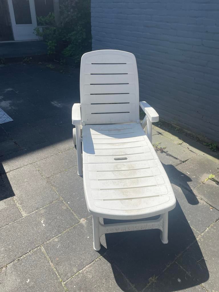 GRATIS - Verstelbare ligstoel met wielen - Wit kunststof, Ophalen, Gebruikt, Kunststof, Verstelbaar