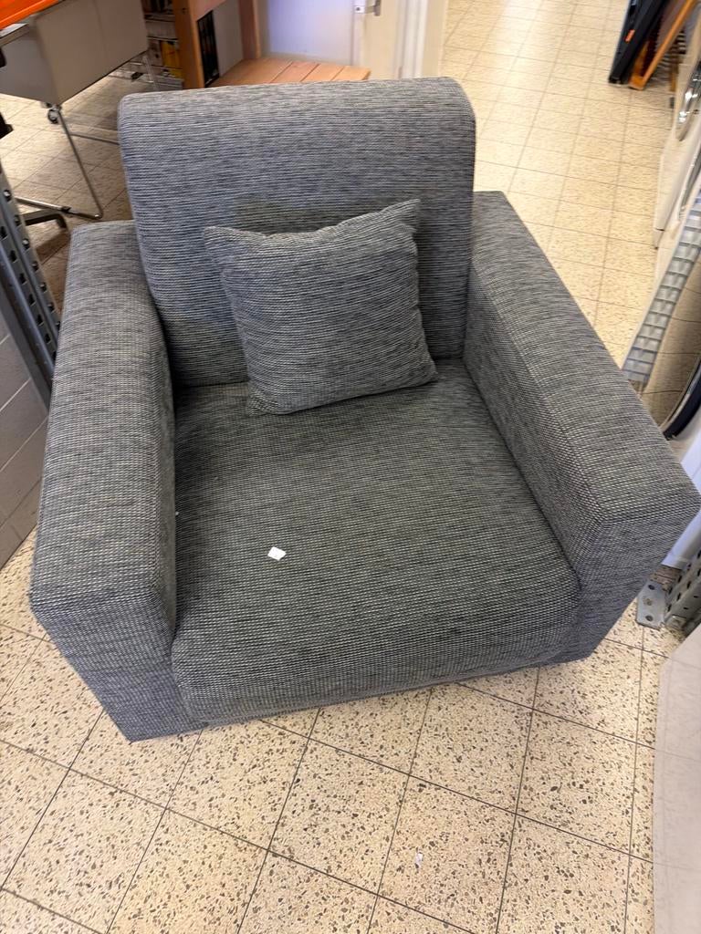 Comfortabele grijze fauteuil met kussen, Huis en Inrichting, Fauteuils, Ophalen, Gebruikt, Kringloop, Kringloop