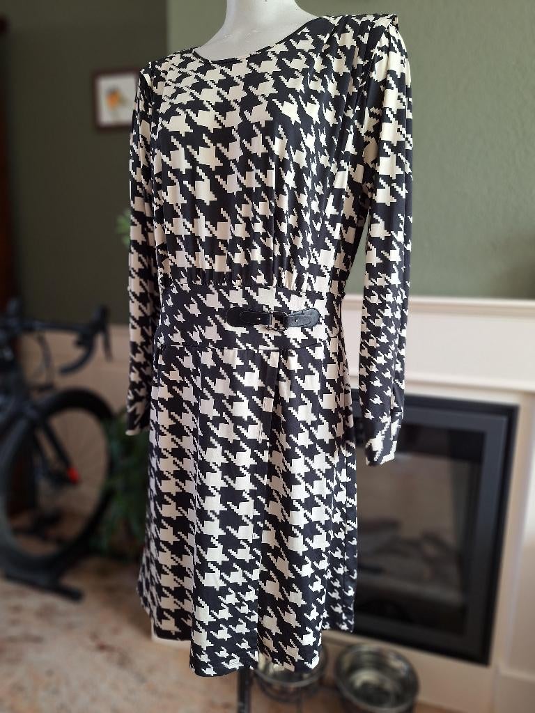 K-Design K Design crème zwart riem jurk M 38, Kleding | Dames, Maat 38/40 (M), K-design, Verzenden, Zwart