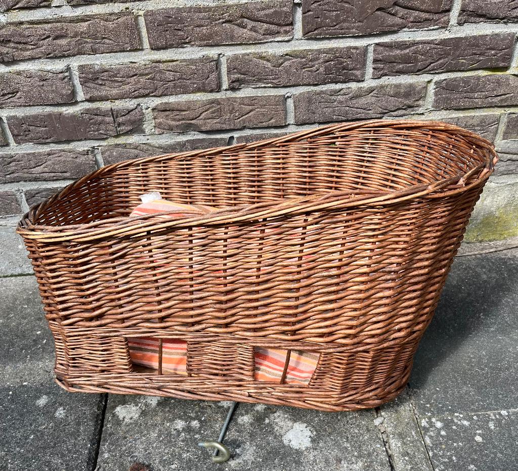 hondenmand met kussen voor de fiets, lang 55cm., Ophalen, Gebruikt, Riet