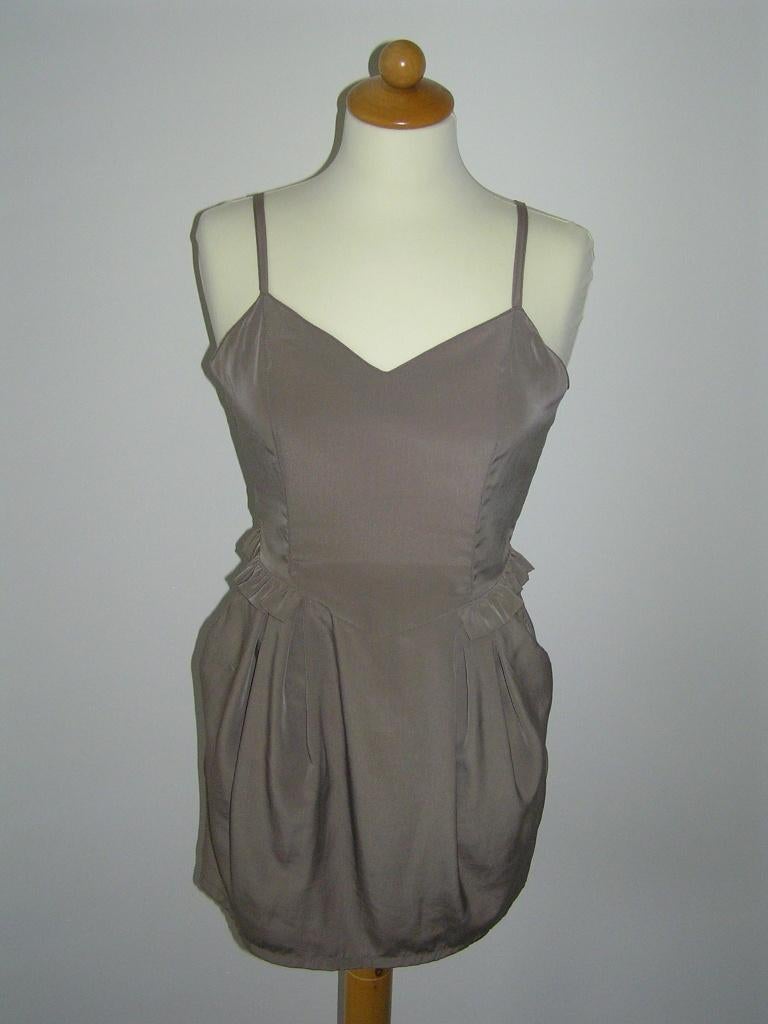 Taupe jurk met mooie accenten maat 36., Divided, Bruin, Nieuw, Ophalen of Verzenden