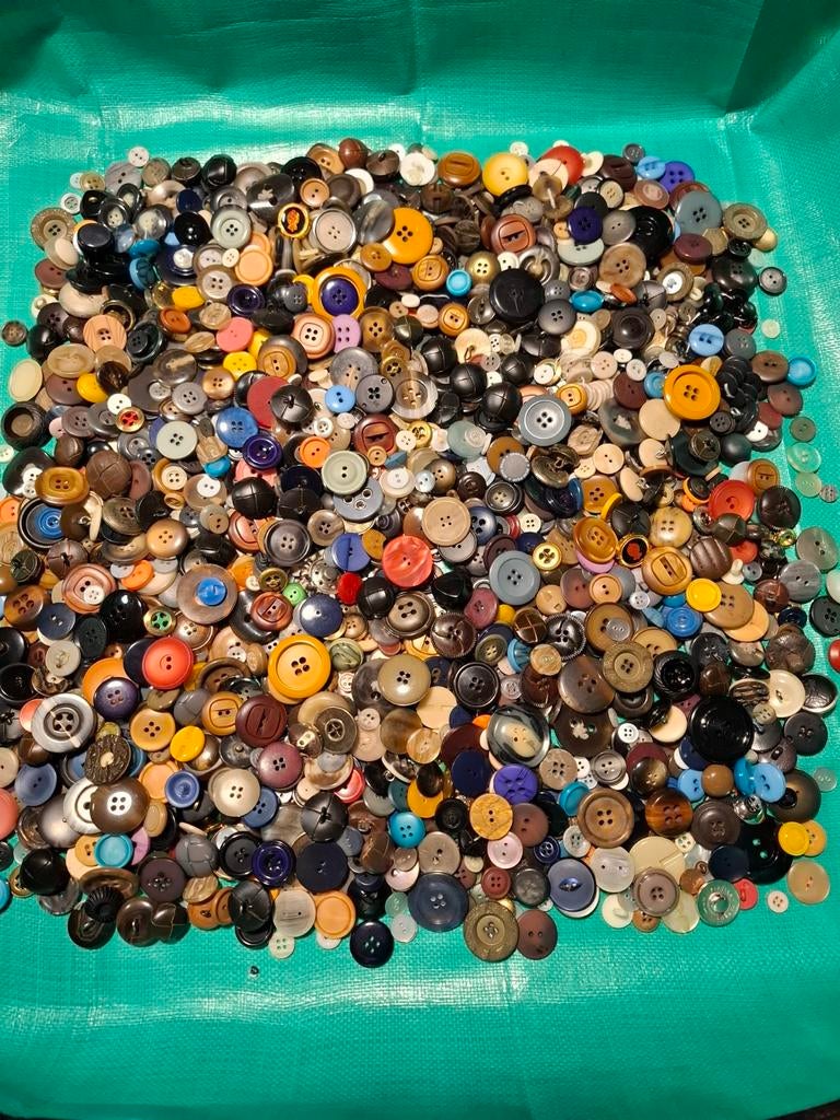 Vintage knopen, 2 kilo . Dat wordt weer uitzoeken....., Hobby en Vrije tijd, Naaien en Fournituren, Knoop of Knopen, Ophalen