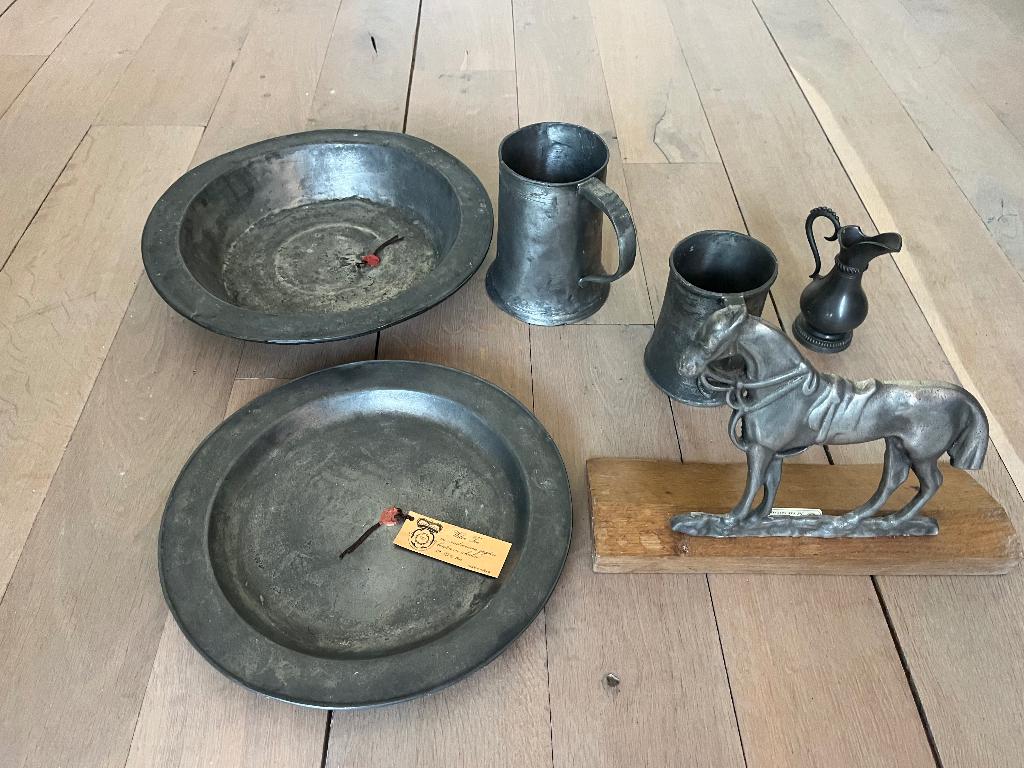 Tinnen schalen, bekers en paard, Ophalen