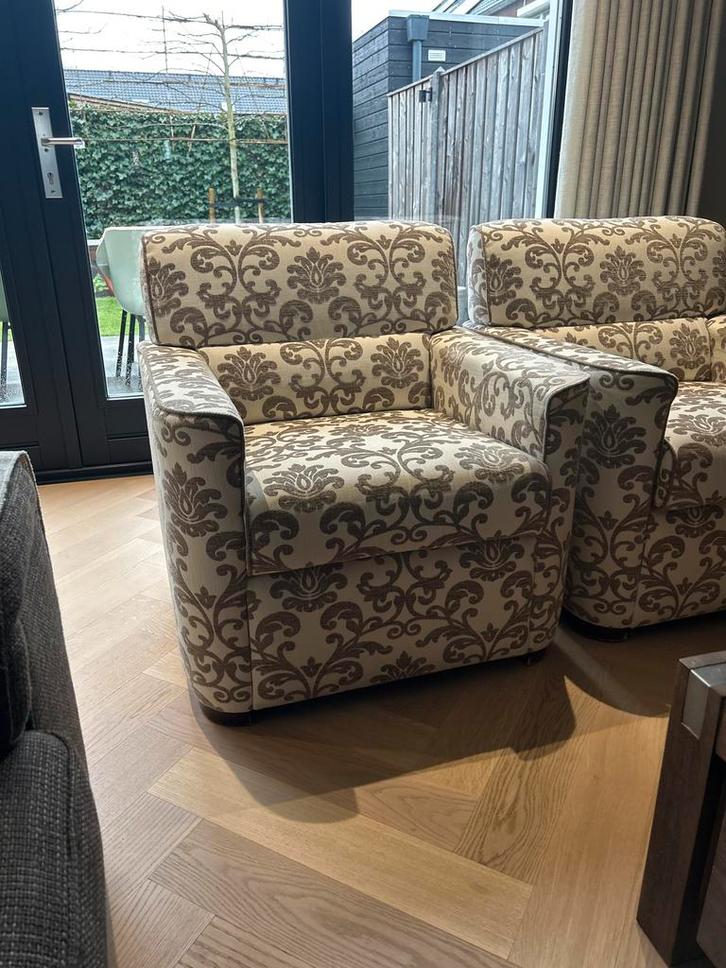 Twee comfortabele fauteuils met klassiek patroon, Huis en Inrichting, Fauteuils, Zo goed als nieuw, Stof, 75 tot 100 cm, Ophalen