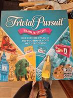 Trivial Pursuit, familie editie.2400 vragen en antwoorden, Ophalen of Verzenden, Zo goed als nieuw