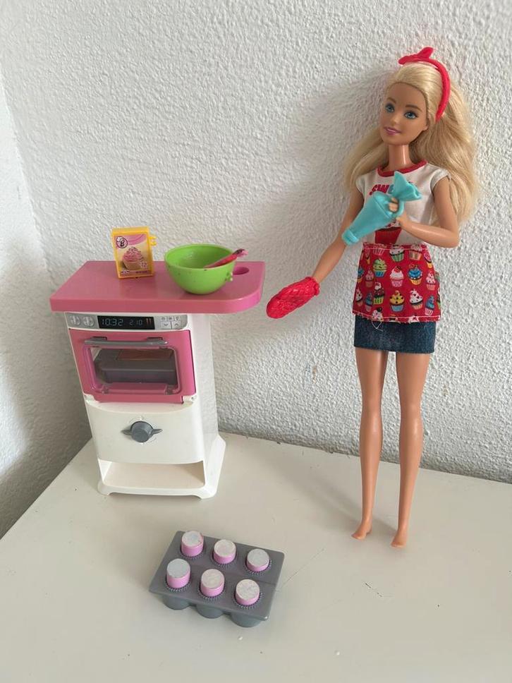 Barbie met oventje en uitklapbare cakes, Kinderen en Baby's, Speelgoed | Poppen, Gebruikt, Barbie, Ophalen of Verzenden