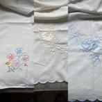 Vintage / Geborduurde tafelkleedjes - tafelkleedje, Ophalen of Verzenden, Gebruikt, Vierkant, Binnen