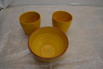 3 gele aardewerk potten en schaal beschikbaar voor biedingen