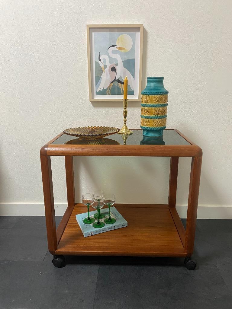 Vintage Deense bijzettafel van teak en rookglas, Ophalen, 55 tot 75 cm, Zo goed als nieuw, Deens design