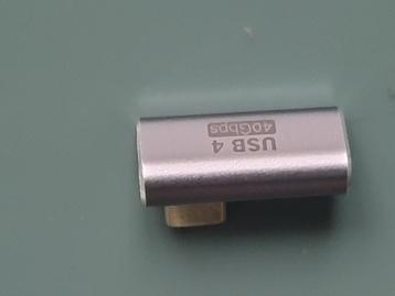 usb-4 adapter beschikbaar voor biedingen