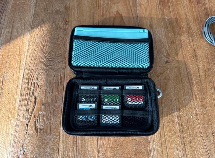 Nintendo DS + 5 Games + Hoes, Spelcomputers en Games, Spelcomputers | Nintendo DS, Gebruikt, DS Lite, Overige kleuren, Met games