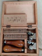 Antieke datum stempelset in Houten Kist, Ophalen of Verzenden