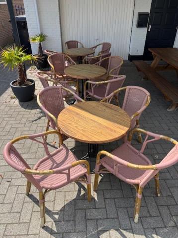 12 gebruikte tuinstoelen en 3 tafelbladen  beschikbaar voor biedingen