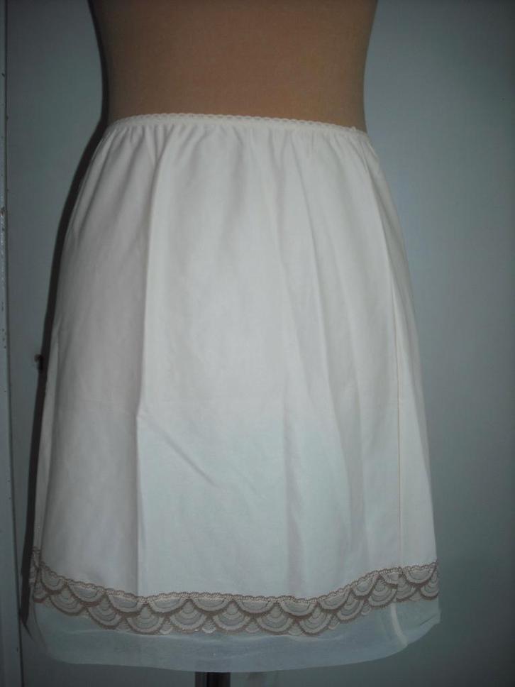 korte onderrok maat small, Kleding | Dames, Ondergoed en Lingerie, Overige typen, Beige, Ophalen of Verzenden