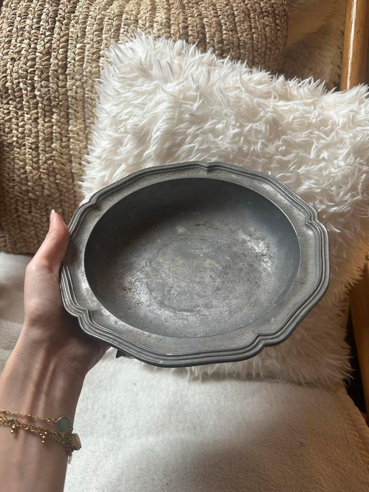 Antieke tinnen geschulpte kom op drie leeuwenpootjes, Antiek en Kunst, Antiek | Tin, Ophalen of Verzenden