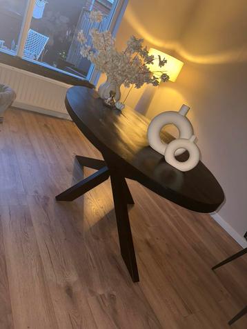 2 hele mooie eettafels te koop