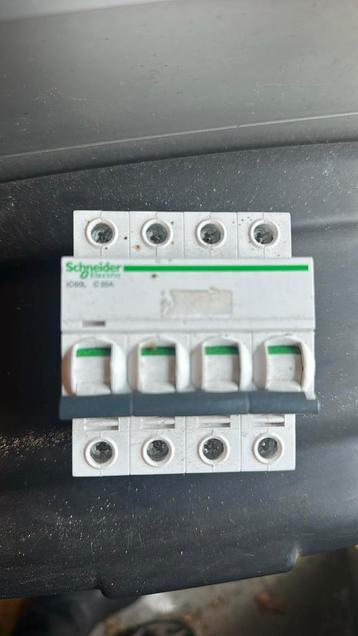 Automaat c20a 4 polig beschikbaar voor biedingen