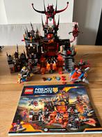 LEGO Nexo Knights 70323 Jestro's Vulkaanhoofdkwartier, Kinderen en Baby's, Speelgoed | Duplo en Lego, Ophalen, Zo goed als nieuw