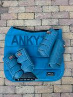 Anky Dressuur Dekje + Beenbeschermers + Shirtje Blauw Set, Dieren en Toebehoren, Paarden en Pony's | Dekens en Dekjes, Ophalen of Verzenden