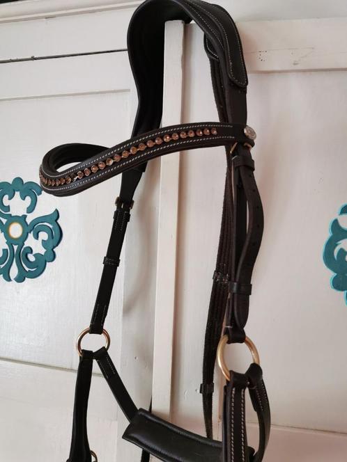 NIEUW Bitloos anatomisch hoofdstel QHP bruin maat full, Dieren en Toebehoren, Paarden en Pony's | Hoofdstellen en Tuigage, Nieuw