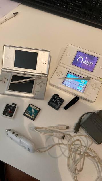 Nintendo ds 2 x zilver en wit, wordt in 1 x verkocht  beschikbaar voor biedingen