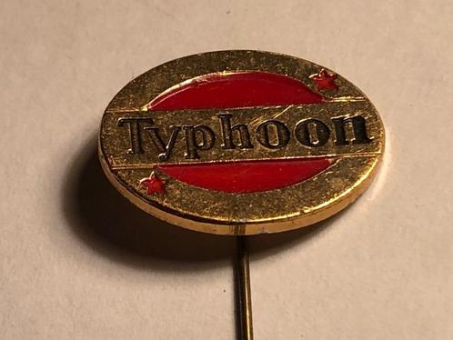 Metalen TYPHOON RIJWIELMERK Speld (Rood/Zwart/Goudkleur)., Verzamelen, Speldjes, Pins en Buttons, Zo goed als nieuw, Speldje of Pin