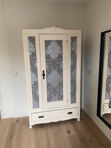 Vintage kledingkast wit beschikbaar voor biedingen