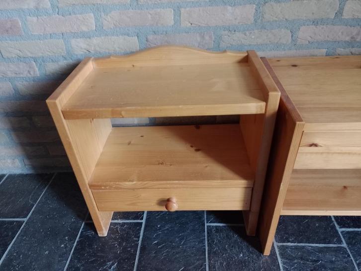 2 verschillende nachtkastjes (grenen), Huis en Inrichting, Slaapkamer | Nachtkastjes, Gebruikt, Hout, Ophalen
