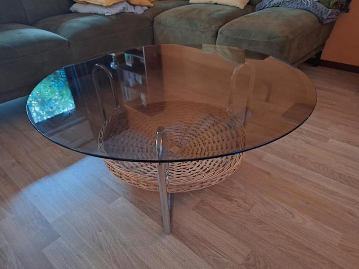 Vintage salontafel jaren '70 met rookglas en rotan mand, Huis en Inrichting, Tafels | Salontafels, Zo goed als nieuw, Minder dan 50 cm