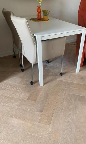 Ikea tafel kleur wit. Stevig model. Metalen poten beschikbaar voor biedingen